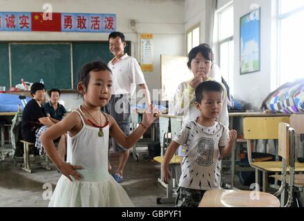 Tongcheng, cinese della provincia di Anhui. 7 Luglio, 2016. La bambina di cinque anni Zhang Wenya (L, anteriore) balli in un aula in Kongcheng middle school di Kongcheng township di Tongcheng City, est cinese della provincia di Anhui, Luglio 7, 2016. La scuola media è diventata un temporaneo rifugio per la popolazione locale colpita dall alluvione che ha colpito la cittadina di recente. Credito: Wu Xiaoling/Xinhua/Alamy Live News Foto Stock