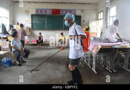 Tongcheng, cinese della provincia di Anhui. 7 Luglio, 2016. Un lavoratore personale disinfetta in un aula in Kongcheng middle school di Kongcheng township di Tongcheng City, est cinese della provincia di Anhui, Luglio 7, 2016. La scuola media è diventata un temporaneo rifugio per la popolazione locale colpita dall alluvione che ha colpito la cittadina di recente. Credito: Wu Xiaoling/Xinhua/Alamy Live News Foto Stock