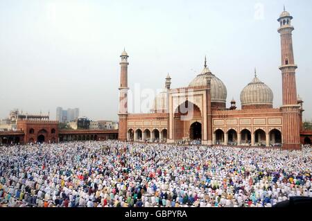 New Delhi, India. 7 Luglio, 2016. I musulmani pregano presso lo storico Jama Masjid presso la vecchia città di New Delhi, India, 7 luglio 2016. I musulmani in più parti dell India è iniziata la celebrazione per l'Eid al-Fitr Giovedì, che segna la fine del islamica del mese sacro del Ramadan. Credito: Stringer/Xinhua/Alamy Live News Foto Stock