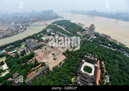 Wuhan. 7 Luglio, 2016. La foto aerea adottate il 7 luglio 2016 mostra il fiume Yangtze e la sua chiave affluente del fiume Hanjiang a Wuhan, capitale della Cina centrale della provincia di Hubei. Il traffico nella maggior parte delle aree della città che è stata interrotta dalla pioggia torrenziale, riprende il giovedì come ha smesso di piovere. Credito: Du Huaju/Xinhua/Alamy Live News Foto Stock