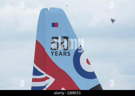 RAF Fairford, Gloucestershire, UK. 7 Luglio, 2016. Aerei militari provenienti da tutto il mondo assemblare a Fairford per 3 giorno Royal International Air Tattoo. Credito: Malcolm Park editoriale/Alamy Live News Foto Stock