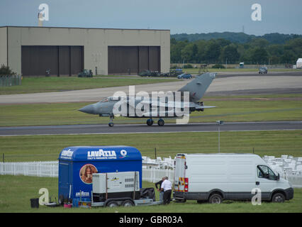 RAF Fairford, Gloucestershire, UK. 7 Luglio, 2016. Aerei militari provenienti da tutto il mondo assemblare a Fairford per 3 giorno Royal International Air Tattoo. Credito: Malcolm Park editoriale/Alamy Live News Foto Stock