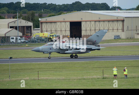 RAF Fairford, Gloucestershire, UK. 7 Luglio, 2016. Aerei militari provenienti da tutto il mondo assemblare a Fairford per 3 giorno Royal International Air Tattoo. Credito: Malcolm Park editoriale/Alamy Live News Foto Stock