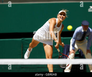 Londra, Regno Unito. 7 Luglio, 2016. Il torneo di Wimbledon Tennis Championships Giorno 11. . Elena Vesnina (RUS) serve durante i suoi semi-finale di partita contro il numero 1 seed Serena Williams (USA). Credit: Azione Plus immagini di sport/Alamy Live News Foto Stock