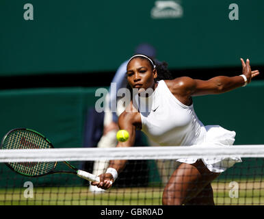 Londra, Regno Unito. 7 Luglio, 2016. Il torneo di Wimbledon Tennis Championships Giorno 11. Numero 1 seed Serena Williams (USA) volleys durante i suoi semi-match finale contro Elena Vesnina (RUS). Credit: Azione Plus immagini di sport/Alamy Live News Foto Stock