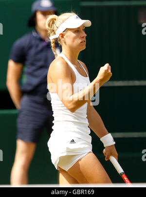 Londra, Regno Unito. 07 Luglio, 2016. All England Lawn Tennis e Croquet Club di Londra, Inghilterra. Il torneo di Wimbledon Tennis Championships Giorno 11. Numero 4 seme Angelique Kerber (GER) reagisce dopo che ella si rompe il servire di numero 8 seme Venus Williams (USA). Credit: Azione Plus immagini di sport/Alamy Live News Foto Stock