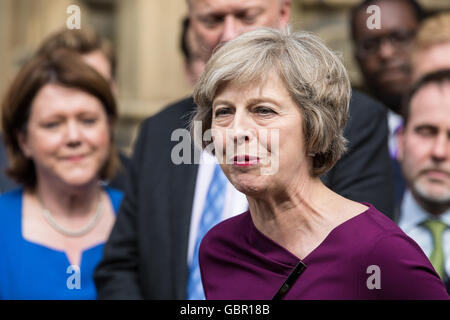 Londra, Regno Unito. 7 Luglio, 2016. Theresa Maggio unisce i suoi sostenitori in seno al partito conservatore al di fuori della sede del Parlamento dopo il passaggio attraverso la shortlist per la direzione del partito con 199 voti. Andrea Leadsom si unisce a lei per la lista dei preferiti, con 84 voti favorevoli, dopo aver battuto Michael Gove, che ha ottenuto 46 voti. Credito: Mark Kerrison/Alamy Live News Foto Stock