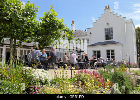 Pembroke Lodge a Richmond Park, London, Regno Unito. 2 Luglio, 2016. In un giorno caldo e soleggiato a Londra, diners mangiare fuori sulla terrazza presso il Pembroke Lodge a Richmond Park. Credito: Julia Gavin UK/Alamy Live News Foto Stock