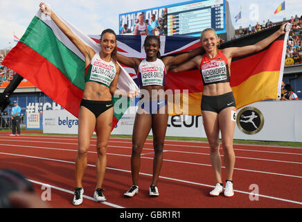 Amsterdam, Paesi Bassi. 07 Luglio, 2016. Secong posto Ivet Lalova-Collio (L) della Bulgaria, vincitore Dina Asher-Smith (C) della Gran Bretagna e terzo posto Gina Lueckenkemper (R) di Germania festeggiare dopo la 200m donne finale al Campionato Europeo di Atletica 2016 presso lo Stadio Olimpico di Amsterdam, Paesi Bassi, 07 luglio 2016. Foto: Michael Kappeler/dpa/Alamy Live News Foto Stock