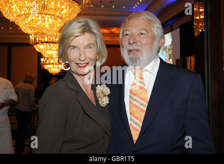 FILE - un file immagine datata 15 giugno 2006 mostra critico alimentare e chef Wolfram Siebeck e sua moglie Barbara in posa durante una cena di gala in Hotel Ritz Carlton di Berlino, Germania. L'autore è morto all età di 87 giovedì, 07 luglio 2016 a seguito di una breve malattia. Foto: Britta Pedersen/dpa Foto Stock