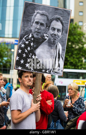 Bristol, Regno Unito. 07 Luglio, 2016. I dimostranti si sono riuniti a Bristol in risposta alla relazione Chilcot sulla 2003 guerra in Iraq. Appross. 150 persone si sono stretti in corrispondenza della città fontane chiamando per Tony Blair per essere portato al conto e per 'non più guerre". Bristol, Regno Unito. Il 7 luglio 2016. © Redorbital Fotografia/Alamy Live News Credit: Fotografia Redorbital/Alamy Live News Foto Stock