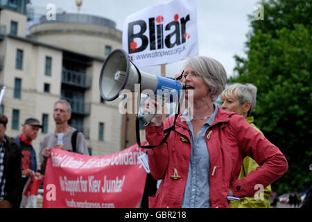 Bristol, Regno Unito. 7 Luglio, 2016. I dimostranti sono illustrati in una dimostrazione organizzata da fermare la guerra coalizione per la richiesta che tutti coloro che sono stati la colpa per la guerra in Iraq sono tenuti a rendere conto. Credito: lynchpics/Alamy Live News Foto Stock