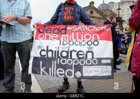 Bristol, Regno Unito. 7 Luglio, 2016. I dimostranti sono illustrati in una dimostrazione organizzata da fermare la guerra coalizione per la richiesta che tutti coloro che sono stati la colpa per la guerra in Iraq sono tenuti a rendere conto. Credito: lynchpics/Alamy Live News Foto Stock