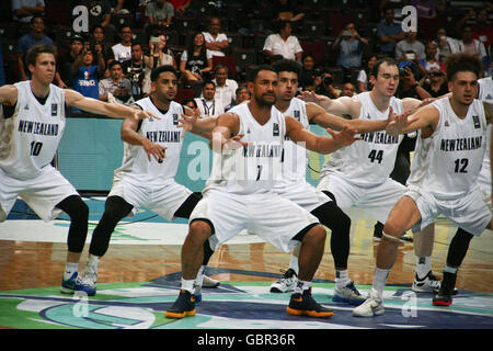 Filippine. 7 Luglio, 2016. Il neozelandese del team di eseguire la Haka prima del gioco. La Nuova Zelanda e la Francia ha suonato presso il centro commerciale Mall of Asia Arena di Pasay City per la FIBA Olympic torneo di qualificazione. La Francia ha vinto 66 contro la Nuova Zelanda è 59. © J Gerard Seguia/ZUMA filo/Alamy Live News Foto Stock