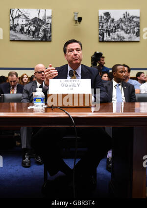 Washington, DC, Stati Uniti d'America. 7 Luglio, 2016. Stati Uniti Direttore dell'FBI James Comey testimonia davanti alla casa del comitato di supervisione su indagine su Hillary Clinton del sistema di posta elettronica, sul colle del Campidoglio di Washington, DC, capitale degli Stati Uniti, 7 luglio 2016. Stati Uniti Direttore dell'FBI James Comey giovedì ha difeso la sua decisione di non raccomandare le accuse nei confronti di Hillary Clinton, ma confutate alcune sue affermazioni per giustificare l'uso di posta elettronica privati setup come segretario di stato. Credito: Bao Dandan/Xinhua/Alamy Live News Foto Stock