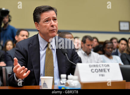 Washington, DC, Stati Uniti d'America. 7 Luglio, 2016. Stati Uniti Direttore dell'FBI James Comey testimonia davanti alla casa del comitato di supervisione su indagine su Hillary Clinton del sistema di posta elettronica, sul colle del Campidoglio di Washington, DC, capitale degli Stati Uniti, 7 luglio 2016. Stati Uniti Direttore dell'FBI James Comey giovedì ha difeso la sua decisione di non raccomandare le accuse nei confronti di Hillary Clinton, ma confutate alcune sue affermazioni per giustificare l'uso di posta elettronica privati setup come segretario di stato. Credito: Bao Dandan/Xinhua/Alamy Live News Foto Stock