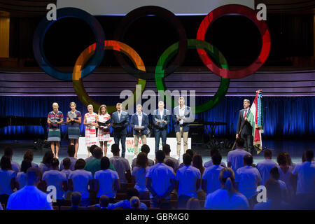 Budapest. 7 Luglio, 2016. I membri dell'olimpico ungherese team prendere il giuramento olimpico durante una cerimonia ufficiale al Palazzo delle Arti di Budapest, Ungheria il 7 luglio 2016. Anche se vi sono ancora alcune estremità libere per quanto riguarda la dimensione di Ungheria" s olimpica, 162 atleti hanno beneficiato finora per rappresentare il paese in 20 manifestazioni sportive, comitato olimpico ungherese ha annunciato giovedì. © Attila Volgyi/Xinhua/Alamy Live News Foto Stock