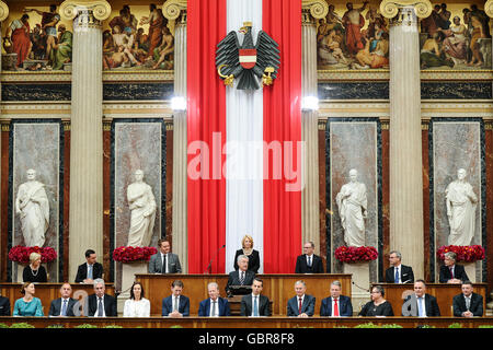 Vienna, Austria. 8 Luglio, 2016. In Austria il presidente Heinz Fischer (C) eroga un discorso all'assemblea federale durante la sua cerimonia di pensionamento a Vienna, Austria, Luglio 8, 2016. Credito: Qian Yi/Xinhua/Alamy Live News Foto Stock