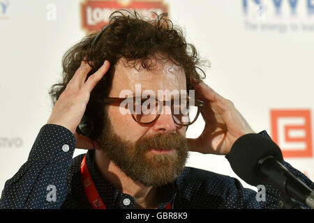 Karlovy Vary, Repubblica Ceca. 08 Luglio, 2016. Premiato sceneggiatore statunitense Charlie Kaufman partecipa a una conferenza stampa presso la cinquantunesima Karlovy Vary Film Festival Internazionale di Karlovy Vary, Repubblica Ceca, Luglio 8, 2016. © Slavomir Kubes/CTK foto/Alamy Live News Foto Stock