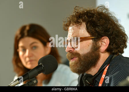 Karlovy Vary, Repubblica Ceca. 08 Luglio, 2016. Premiato sceneggiatore statunitense Charlie Kaufman partecipa a una conferenza stampa presso la cinquantunesima Karlovy Vary Film Festival Internazionale di Karlovy Vary, Repubblica Ceca, Luglio 8, 2016. © Slavomir Kubes/CTK foto/Alamy Live News Foto Stock