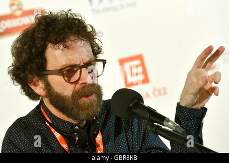 Karlovy Vary, Repubblica Ceca. 08 Luglio, 2016. Premiato sceneggiatore statunitense Charlie Kaufman partecipa a una conferenza stampa presso la cinquantunesima Karlovy Vary Film Festival Internazionale di Karlovy Vary, Repubblica Ceca, Luglio 8, 2016. © Slavomir Kubes/CTK foto/Alamy Live News Foto Stock