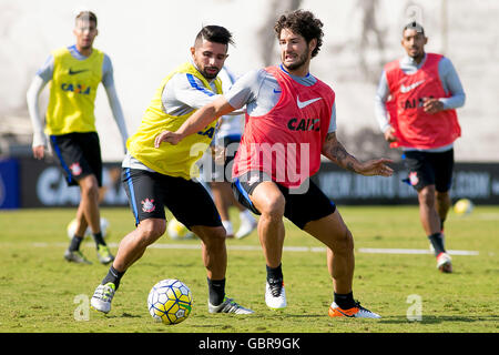 Alexandre Pato è contrassegnato da Guilherme durante il Corinthians formazione tenutosi a CT Joaquim grava, zona est di S?o Paulo. Il team si sta preparando per lo scontro contro Chapecoense domani, valida per Brasileir?o 2016 Chevrolet. Foto Stock