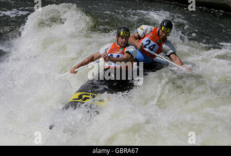 Pavel Hochschorner e Peter Hochschorner in Slovacchia sono in viaggio Vittoria nella finale del doppio canoe maschile (C2) Foto Stock