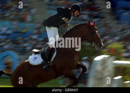 Equestrian - Giochi Olimpici di Atene 2004 - Jumping - individuale Round A. Gran Bretagna Nick Skelton cavalcando Arko III fa un chiaro round Foto Stock