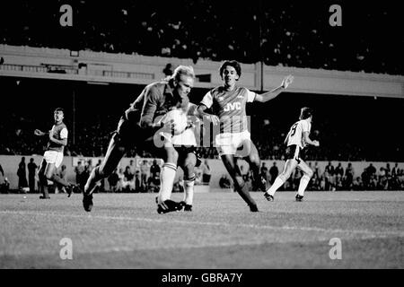 Calcio - Canon League Division uno - Arsenal contro Manchester United. Gary Bailey (l), portiere del Manchester United, raccoglie la palla sotto pressione da Brian McDermott dell'Arsenal (r) Foto Stock