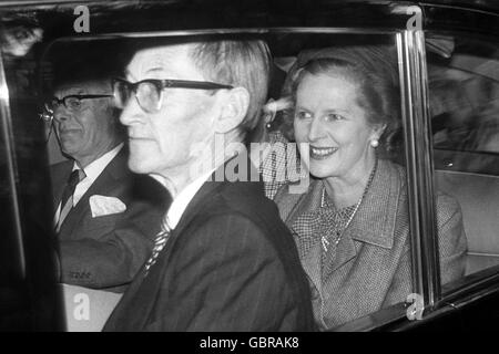 Il primo ministro Margaret Thatcher, e suo marito Denis, hanno lasciato la parte posteriore, a Crathie quando si sono Uniti alla regina e alla famiglia reale per il servizio mattutino alla chiesa parrocchiale. I Thatchers hanno soggiornato con la Regina nel vicino castello Balmoral. Foto Stock