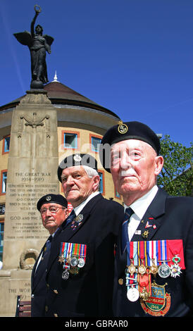 I veterani della Normandia si riuniscono al Memoriale di guerra di Woking. (Da sinistra a destra) Fred Lee - leader Stoker, Royal Navy, George Taylor - Sapper, Royal Engineers, Peter Thompson - Ordinary Seaman, Royal Navy. Foto Stock