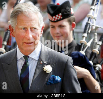 Il Principe del Galles parla con i membri della National Youth Pipe Band al di fuori del National Piping Center di Glasgow. Foto Stock