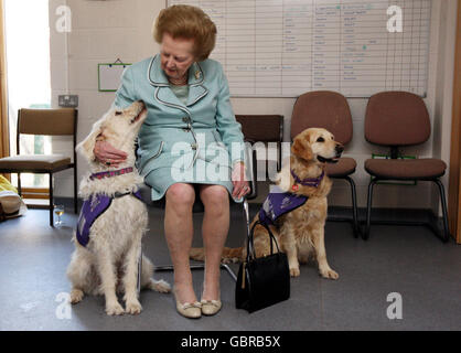 Baronessa Thatcher all'apertura della nuova ala al Canine Partners National Training Center di Heyshott, West Sussex. Foto Stock