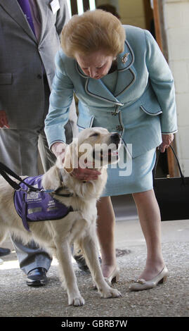 La Thatcher apre cane edificio della carità Foto Stock