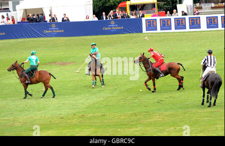 Polo nel Parco - Fulham. Il Team London (Red) assume il Team Moscow (Green) durante il Polo nel Parco all'Hurlingham Club nel sud-ovest di Londra. Foto Stock