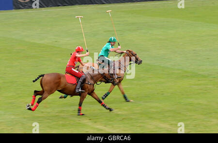 Il Team London (rosso) affronta il Team Moscow (verde) durante il Polo nel Parco all'Hurlingham Club, nel sud-ovest di Londra. Foto Stock