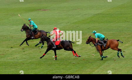 Il Team London (rosso) affronta il Team Moscow (verde) durante il Polo nel Parco all'Hurlingham Club, nel sud-ovest di Londra. Foto Stock