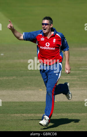 Ashley Giles dell'Inghilterra celebra la presa del wicket della Virender dell'India Sehwag Foto Stock