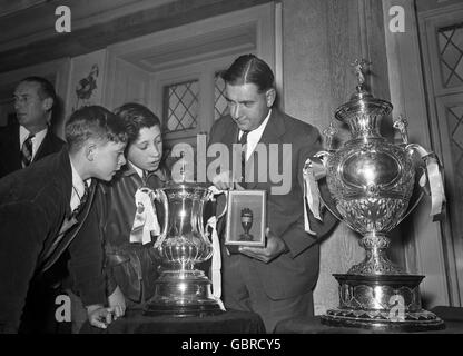 Colin Cowdrey mostra ai bambini i principali trofei dei tre sport nazionali inglesi. La fa Cup (l), le Ashes (c) e la Challenge Cup Foto Stock