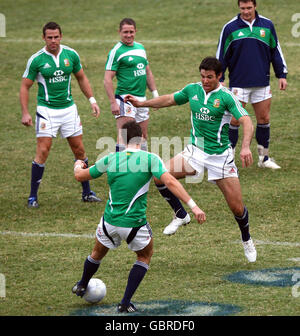 Mike Phillips dei Lions britannici e irlandesi gioca a calcio con James Hook durante una sessione di allenamento alla Northwood School di Durban, Sudafrica. Foto Stock