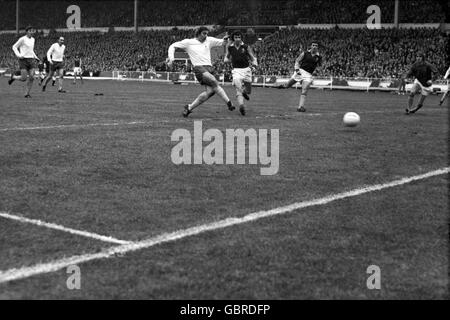 Martin Chivers di Tottenham Hotspur (terzo l) porta a casa il gol di apertura, guardato dai compagni Martin Peters (l) e Alan Gilzean (secondo l) e Aston Villa portiere John Dunn (r) Foto Stock