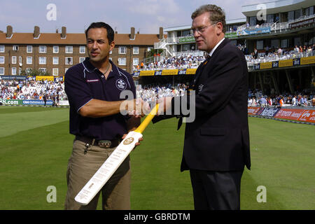 Paul Sheldon (r), Chief Executive di Surrey, fa una presentazione a. Adam Hollioake Foto Stock