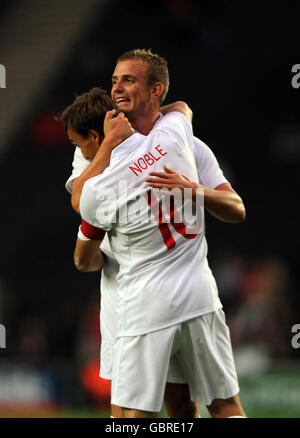 Mark Noble in Inghilterra si congratula con il compagno di squadra Lee Cattermol dopo aver segnato il secondo gol durante la partita internazionale Under 21 allo Stadium:MK di Milton Keynes. Foto Stock