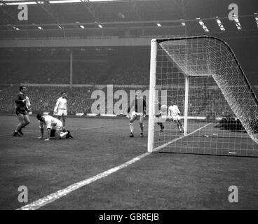 Ian St John (l) e Gerry Byrne (seconda r) di Liverpool iniziano a festeggiare mentre la palla vola in rete per il traguardo di apertura, con la delusione di Willie Bell (seconda l) del Leeds United, Johnny Giles (terza l), Gary Sprake (terza r) e Paul Reaney (r) Foto Stock