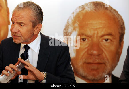 Sir Alan Sugar si trova di fronte a un'immagine di se stesso in un seminario a Gateshead, che mira a incoraggiare un maggior numero di giovani ad intraprendere un apprendistato. Foto Stock