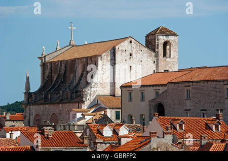 La chiesa gesuita, vista dalla parete della città attraverso città storica, città vecchia, Dubrovnik, Dalmazia, Croazia Foto Stock