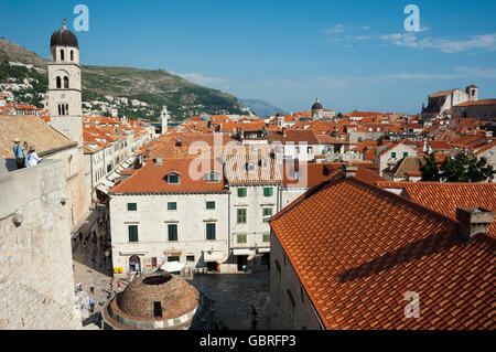 Monastero Francescano, vista dalla parete della città attraverso città storica, città vecchia, Dubrovnik, Dalmazia, Croazia / Big Onofrio fontana Foto Stock