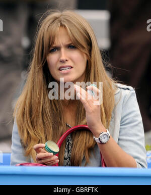 Kim Sears, la fidanzata di Andy Murray, in Gran Bretagna, lo guarda in azione durante il suo 3° turno di vittoria dei singoli contro Guillermo Garcia-Lopez in Spagna durante il quarto giorno del Campionato AEGON al Queen's Club di Londra. Foto Stock