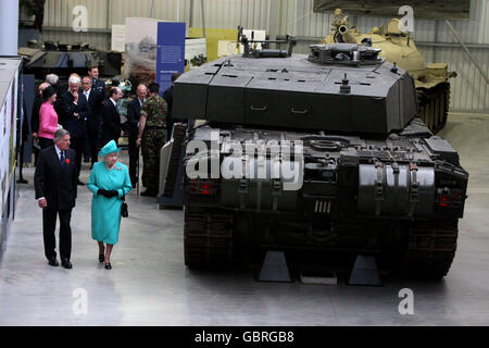 La regina apre la mostra del serbatoio Foto Stock