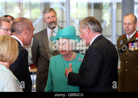 La regina apre la mostra del serbatoio Foto Stock